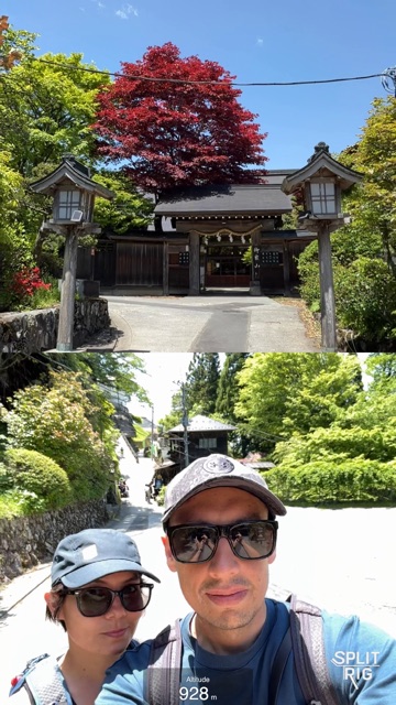Split Screen, temple gate and couple selfie with live 928 m altitude overlay. Japan.